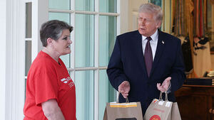 100달러 건네받고 "팁 많이 준다"&hellip;백악관 앞 즉석 회견