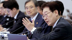 이 대통령 "관료 조직 지휘관이 빨간색이면 발끝까지 빨간색 만들어야"