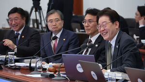 이 대통령 "'새벽종이 울렸네' 관광 새마을운동 해보면 어떠냐"