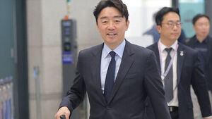 '원유&middot;나프타 확보' 대통령 특사 강훈식 귀국