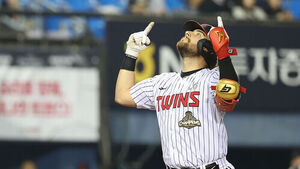 '오스틴 결승 솔로포' LG, 7년 만에 단일 시즌 8연승