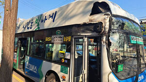 수원서 크레인 차량이 시내버스 충격&hellip;2명 부상