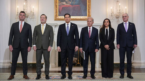 루비오 장관(왼쪽에서 세번째) 등 이스라엘-레바논 협상 참석자들 (사진=AP, 연합뉴스)