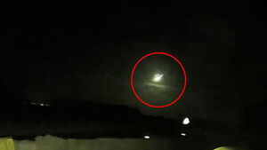 "하늘에서 번쩍" 술렁&hellip;한밤 '녹색 불덩어리' 정체