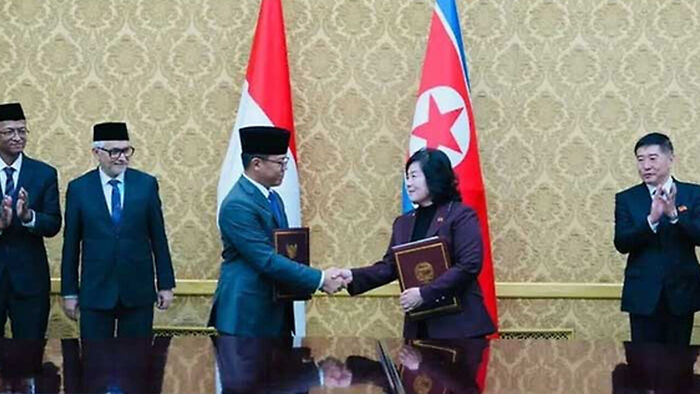 작년 10월, 인도네시아 수기오노 외교장관과 북한 최선희 외무상이 양국의 기술 협력 MOU를 체결한 뒤 악수하고 있다.