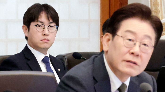 하정우 AI미래기획수석이 지난 14일 청와대에서 열린 국무회의 겸 비상경제점검회의에서 이재명 대통령의 발언을 듣고 있다. (사진=연합뉴스)