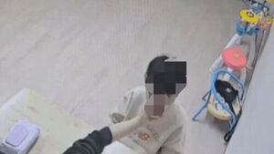 머리 때리고 밀쳐&hellip;장애 아동 8명 학대한 복지관 치료사 입건