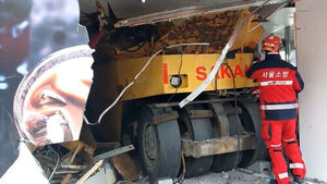 은평구 신사동서 건설장비가 무인 편의점 돌진&hellip;70대 운전자 부상