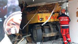 건설 장비가 무인 편의점 돌진&hellip;70대 운전자 부상