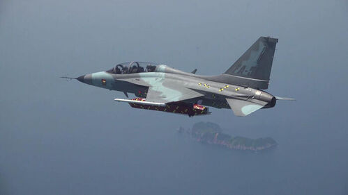 국산 장거리 공대지미사일 천룡을 장착한 FA-50이 시험 비행하고 있다.