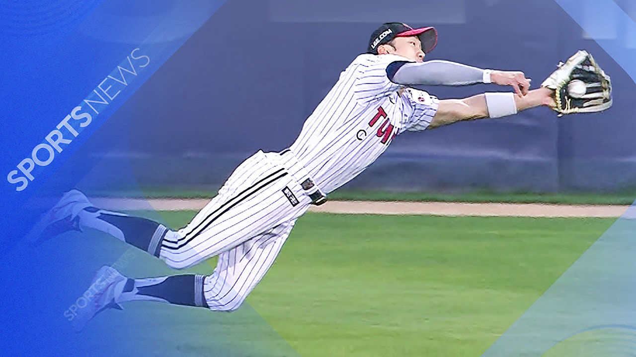 우중간 타구 지웠다…다이빙 캐치!