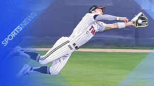 우중간 타구 지웠다&hellip;다이빙 캐치!