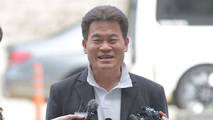 구속기로 선 전한길 '미소'&hellip;"유튜브 수익 3천? 3억 번다"