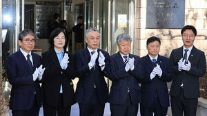 종합특검, '공정성 논란'에 '대북송금 조작 수사' 담당 특검보 교체