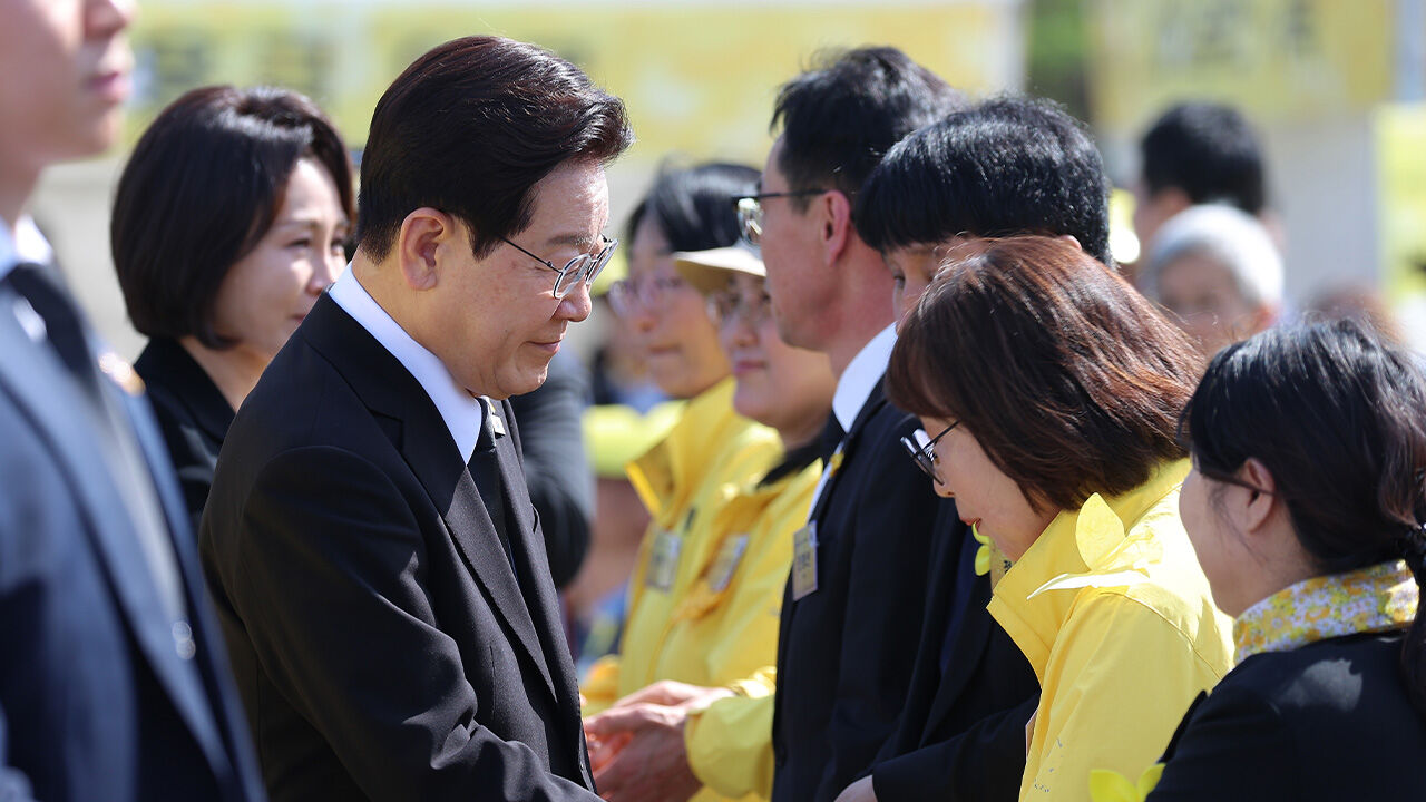 이재명 대통령이 16일 경기도 안산 화랑유원지에서 열린 세월호 참사 12주기 기억식에서 참석자들과 인사하고 있다. (사진=연합뉴스)