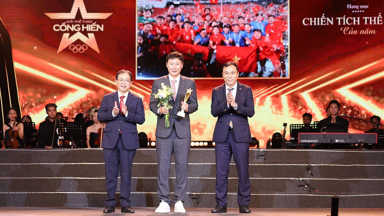 김상식 감독이 이끄는 베트남 U-22 축구대표팀, 공헌상 수상