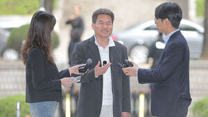 전한길, 수갑 착용 놓고 2시간 대치&hellip;구속심사 종료