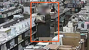 [사건X파일] "비싼 성경책, 옷에 잔뜩 숨겨서"&hellip;20년 단골, 알고 보니 도둑?