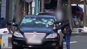 막더니 망치 '쾅쾅'&hellip;그 차엔 아내와 70대 남성 있었다