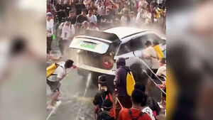 축제 지나가다 '물벼락'&hellip;차량 연기 나는데 환호