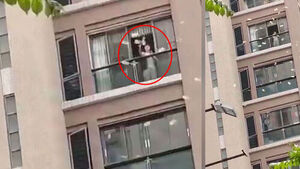 아파트 베란다서 지폐 '훨훨'&hellip;도로 아수라장