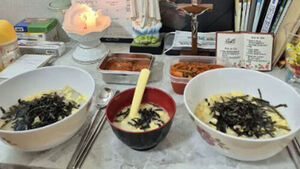 SNS에 게시된 아기 숟가락 놓인 떡국 사진