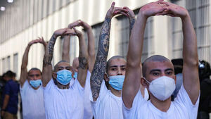 하루 30분 빼고 다닥다닥&hellip;12살도 종신형 때리는 곳