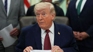 트럼프 "봉쇄 뚫으려던 이란선박 미국 수중에&hellip;기관실에 구멍 내"