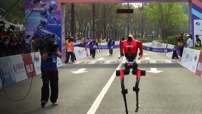 세계 기록 7분이나 단축…"폭발적 발전" 인간 누른 로봇