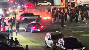 수십 대 차량들&hellip;도로에 불 붙이고 '빙글빙글'