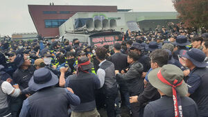 진주 화물연대 집회서 노조 차 돌진&hellip;경찰관 1명 부상