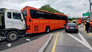 충북 옥천서 코레일 신입사원 태운 버스 추돌 사고&hellip;26명 부상
