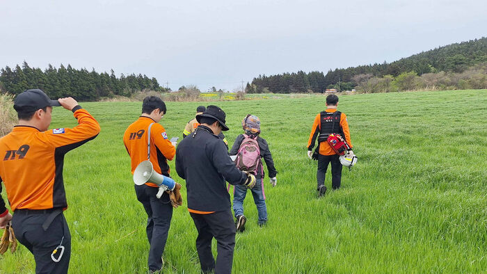 119소방대원에게 구조된 길 잃은 고사리 채취객 (사진=제주도소방안전본부 제공, 연합뉴스)