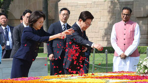이 대통령 "간디 정신으로 온세상 평화 가득하길"&hellip;추모공원 헌화