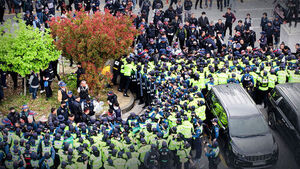 대치 속 '밤샘 집회' 진행&hellip;이 시각 진주 물류센터