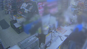 "칼 보여주더라" 손님 목덜미 잡더니&hellip;편의점 흉기 난동 