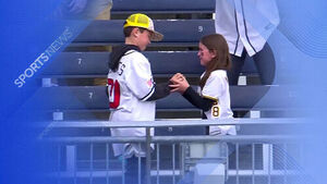 공 잡아주고 '꼬옥'&hellip;따뜻한 현실 남매