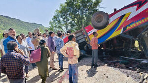 인도령 카슈미르 산골 도로서 버스 추락&hellip;최소 21명 사망
