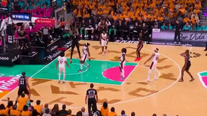 '신인류' 웸반야마, PO 데뷔전서 '최다 득점' 신기록