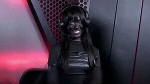 계속된 노출 지적에&hellip;온몸 검게 칠하고 등장