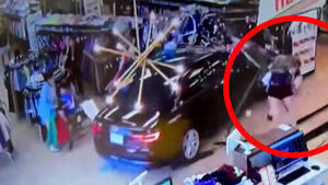 '쾅' 매장 안까지 밀고 들어와&hellip;손님들 아비규환