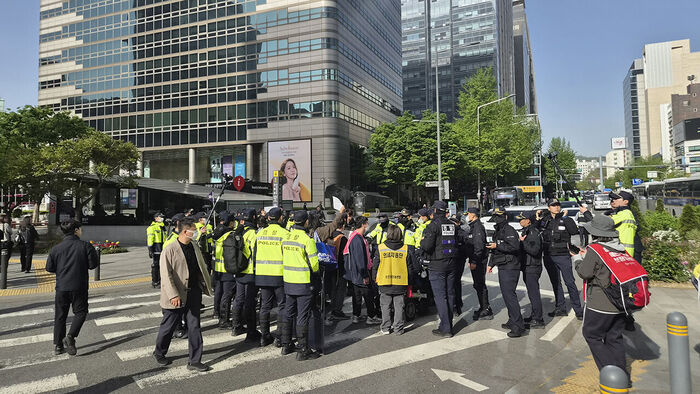 21일 광화문 세종대로 사거리 동화면세점 앞에서 시위 벌이고 있는 전장연 활동가들 (사진=연합뉴스)