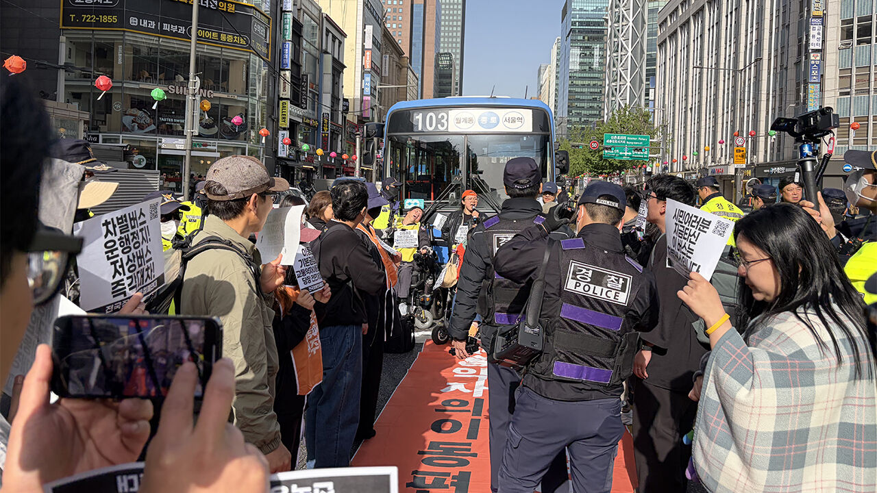 21일 광화문 세종대로 사거리 동화면세점 앞에서 시위 벌이고 있는 전장연 활동가들  (사진=연합뉴스)