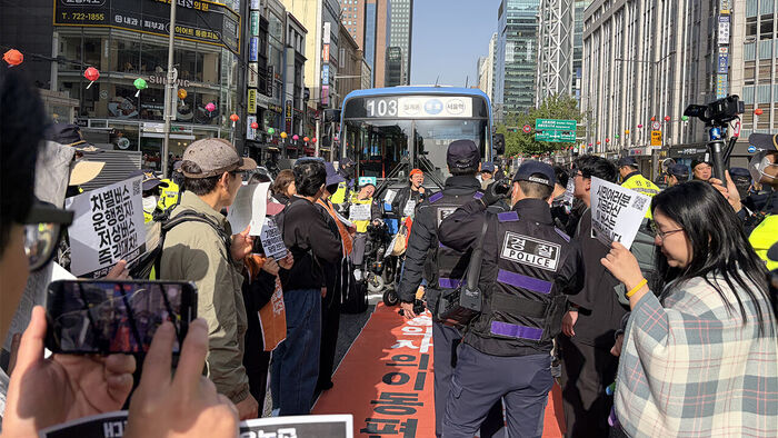 21일 광화문 세종대로 사거리 동화면세점 앞에서 시위 벌이고 있는 전장연 활동가들  (사진=연합뉴스)