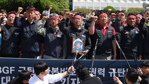 '조합원 사상' 화물연대, BGF&middot;경찰 규탄 회견&hellip;경찰과 한때 대치