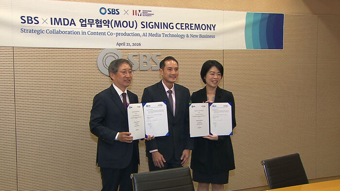 21일 SBS 목동 본사에서 탄 키앗 호우 싱가포르 디지털개발정보부 선임국무장관(중앙)이 지켜보는 가운데, 방문신 SBS 사장(왼쪽)과 탕 이본 IMDA 부대표(오른쪽)가 '글로벌 콘텐츠 공동 제작'을 위한 MOU를 체결했다.
