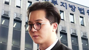 '102일 무단 결근' 송민호 징역 1년 6개월 구형