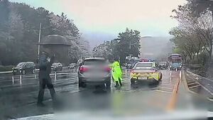 몸 날려 차량 막았는데도&hellip;"내려보세요" 결국 창문 깼다