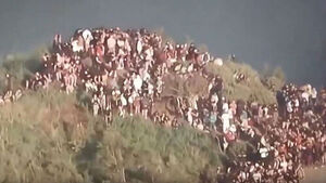 산꼭대기에 갇혀 '벌벌'&hellip;"살려달라" 공포의 총성