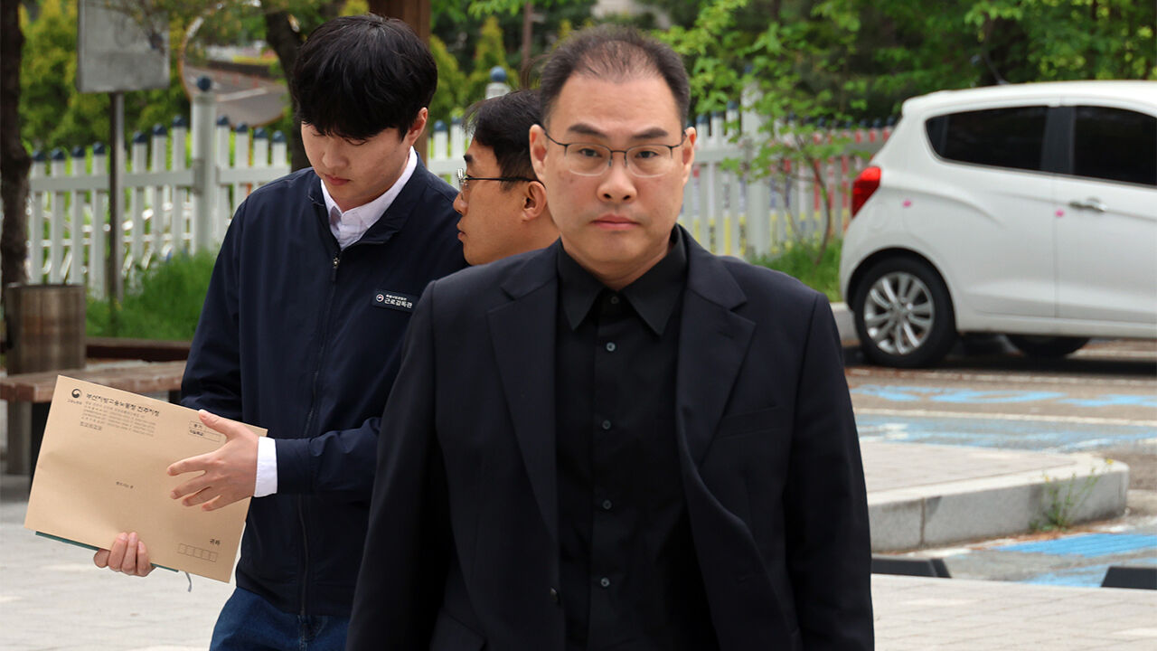 22일 오전 BGF로지스 이민재 대표가 민주노총 공공운수노조 화물연대본부와 교섭 상견례를 진행하기 위해 고용노동부 진주지청에 들어서고 있다.=